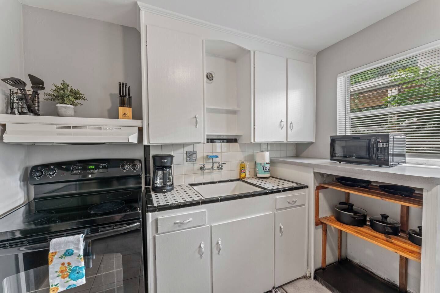 Kylskåp, mikrovågsugn, ugn och spishäll