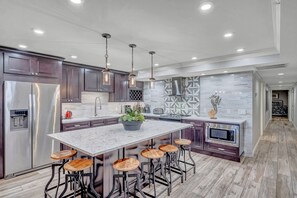 Geladeira, micro-ondas, lava-louças, cafeteira/chaleira