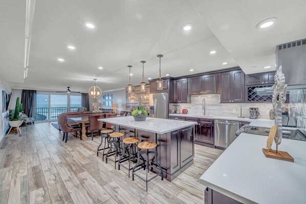 Geladeira, micro-ondas, lava-louças, cafeteira/chaleira