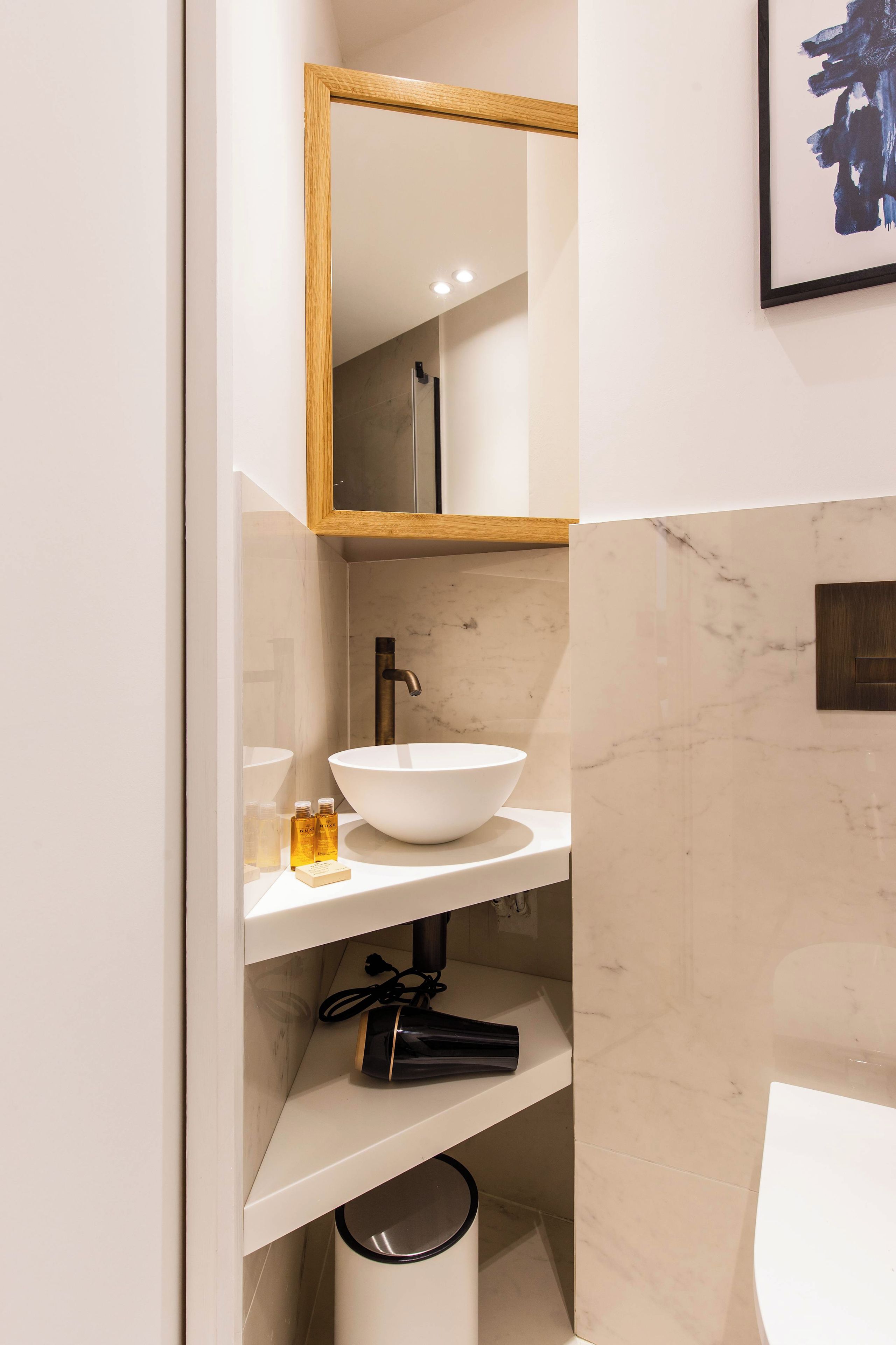 Shower, hair dryer, towels, shampoo