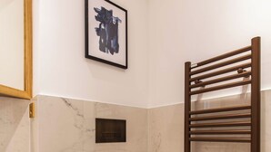 Shower, hair dryer, towels, shampoo - St Georges - Exquisite studio in Paris (Paris)