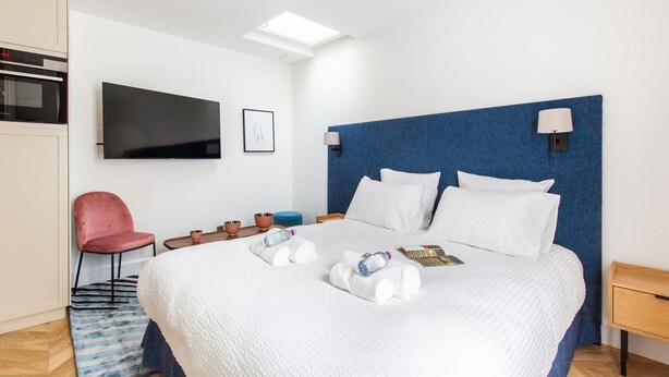 Iron/ironing board, WiFi, bed sheets - St Georges - Exquisite studio in Paris (Paris)