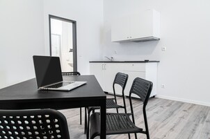 Suite estudio (French Bed and Sofa 1,40 m x 2 m) | Cocina privada | Frigorífico grande, placa de cocina, tostadora y utensilios de cocina