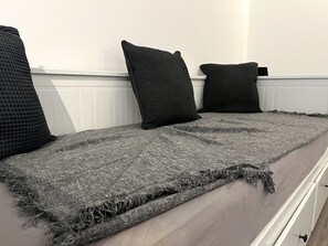 Superior Apartment (French Bed and 2 Sofas 1,40 m x 2 m) | Laptop workspace, iron/ironing board, free WiFi, bed sheets - NorthApartments Chemnitz (Chemnitz)