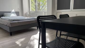 Economy-Studio (French Bed 1,40 m x 2 m) | 1 Schlafzimmer, laptopgeeigneter Arbeitsplatz, BĂŒgeleisen/BĂŒgelbrett