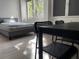 Estudio económico (French Bed 1,40 m x 2 m) | Espacio para trabajar con un portátil y tabla de planchar con plancha