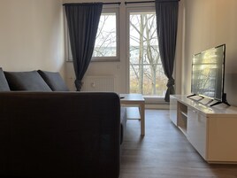 Apartamento superior (French Bed and 2 Sofas 1,40 m x 2 m) | Espacio para trabajar con un portátil y tabla de planchar con plancha