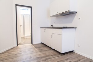 Suite estudio (French Bed and Sofa 1,40 m x 2 m) | Cocina privada | Frigorífico grande, placa de cocina, tostadora y utensilios de cocina