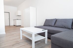 Suite estudio (French Bed and Sofa 1,40 m x 2 m) | 1 dormitorio y espacio para trabajar con un portátil