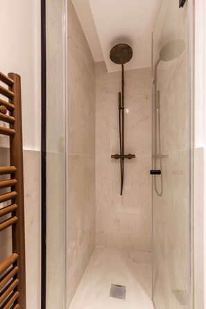 Shower, hair dryer, towels, shampoo