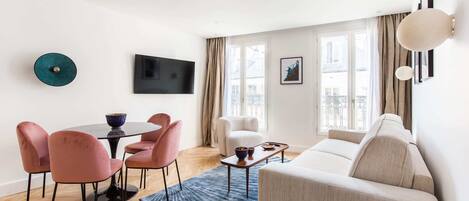 Una televisión, una oficina