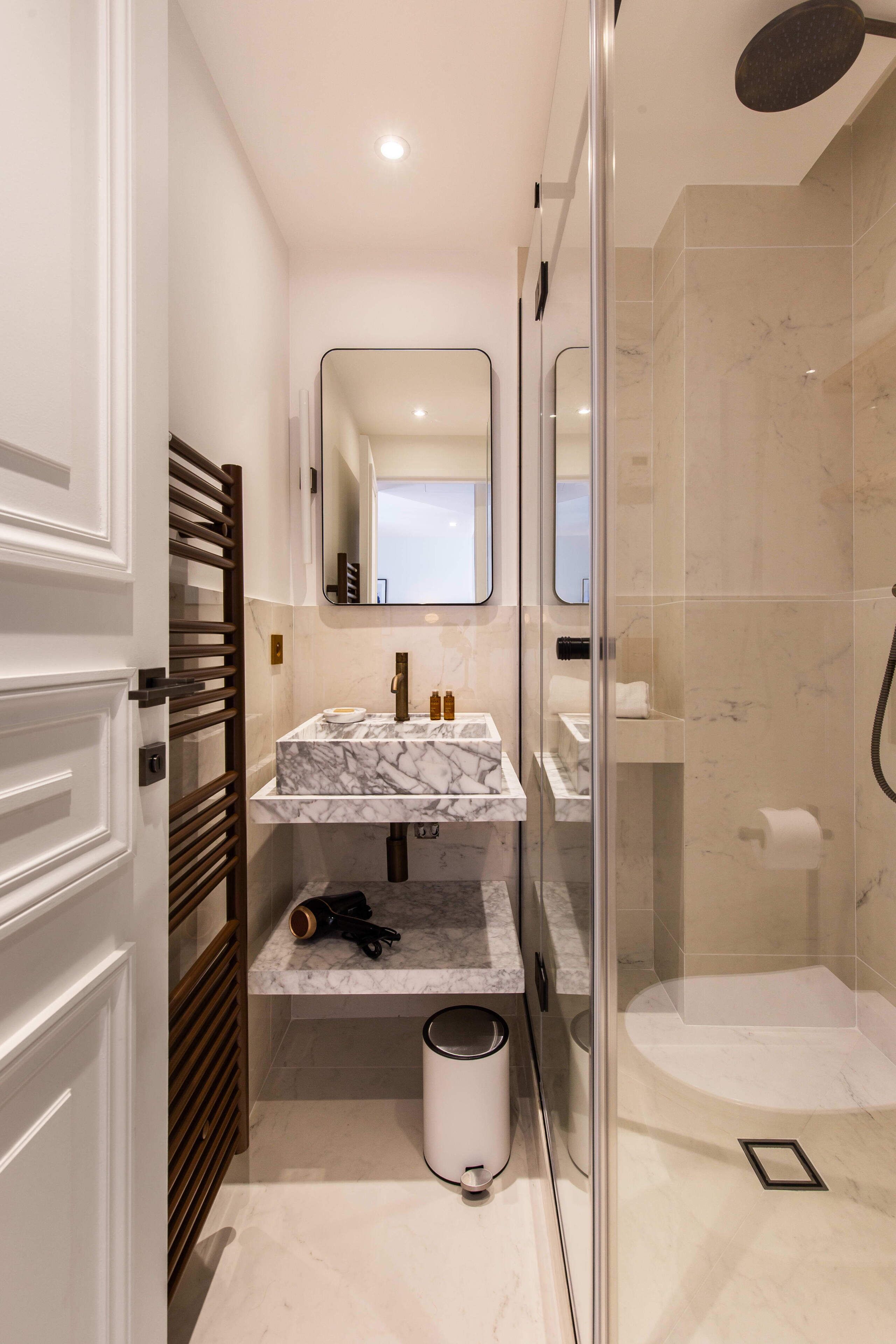 Shower, hair dryer, towels, shampoo