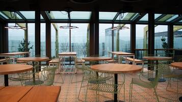 Serveert ontbijt en diner