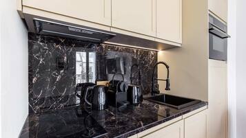 Kühlschrank, Mikrowelle, Ofen, Herdplatte