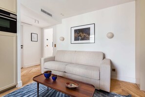 TV, offices - St Georges - Fabulous Two Bedroom in Paris (Paris)