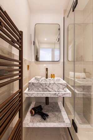 Shower, hair dryer, towels, shampoo