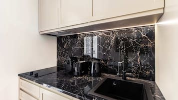 Een koelkast, een microgolfoven, een oven, een kookplaat