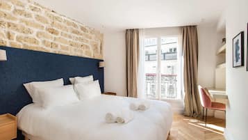 2 habitaciones, escritorio y tabla de planchar con plancha