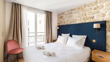 2 slaapkamers, een bureau, een strijkplank/strijkijzer, reisbedje