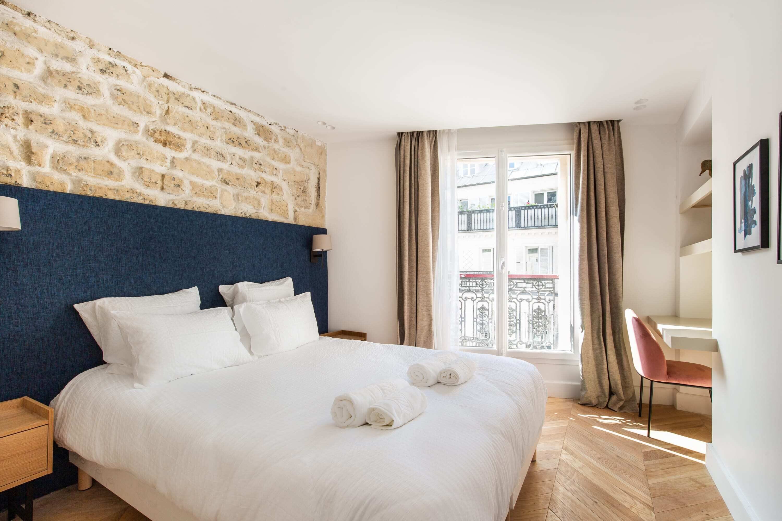 2 Schlafzimmer, Schreibtisch, Bügeleisen/Bügelbrett, Reisekinderbett