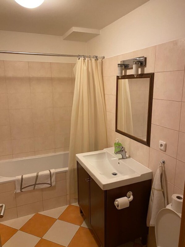 Departamento | Baño | Tina con regadera, tina profunda, toallas 