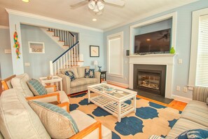 スマートテレビ、暖炉、書庫