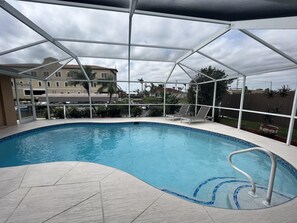Una piscina al aire libre, una piscina climatizada