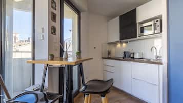 Kühlschrank, Mikrowelle, Wasserkocher mit Kaffee-/Teezubehör