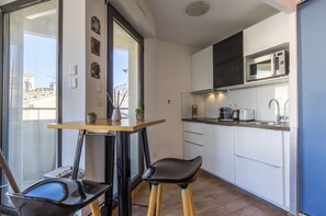 Fridge, microwave, coffee/tea maker, electric kettle - Terrasse en ville - Première conciergerie (Montpellier)