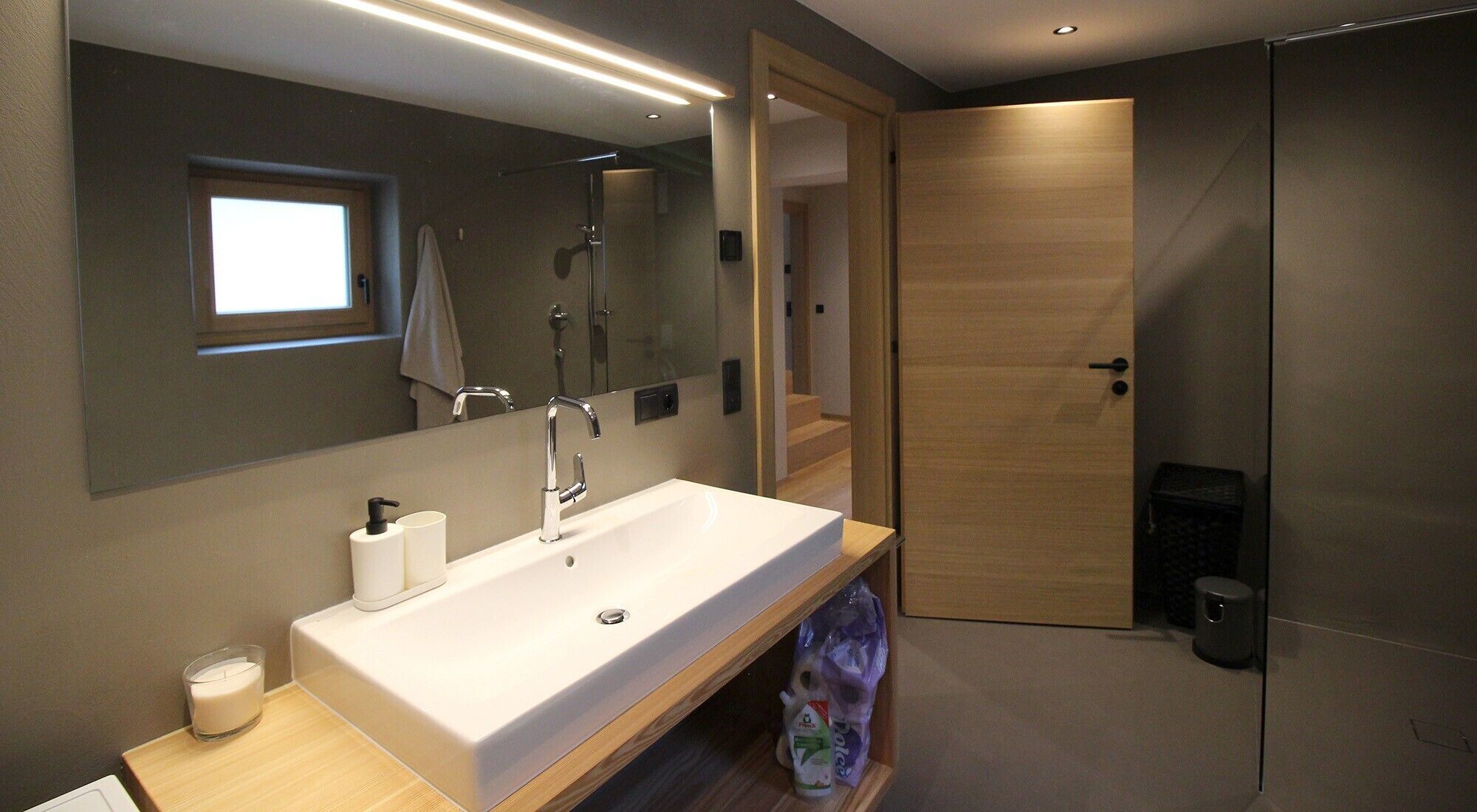 Badewanne, kostenlose Toilettenartikel, Haartrockner, Handtücher