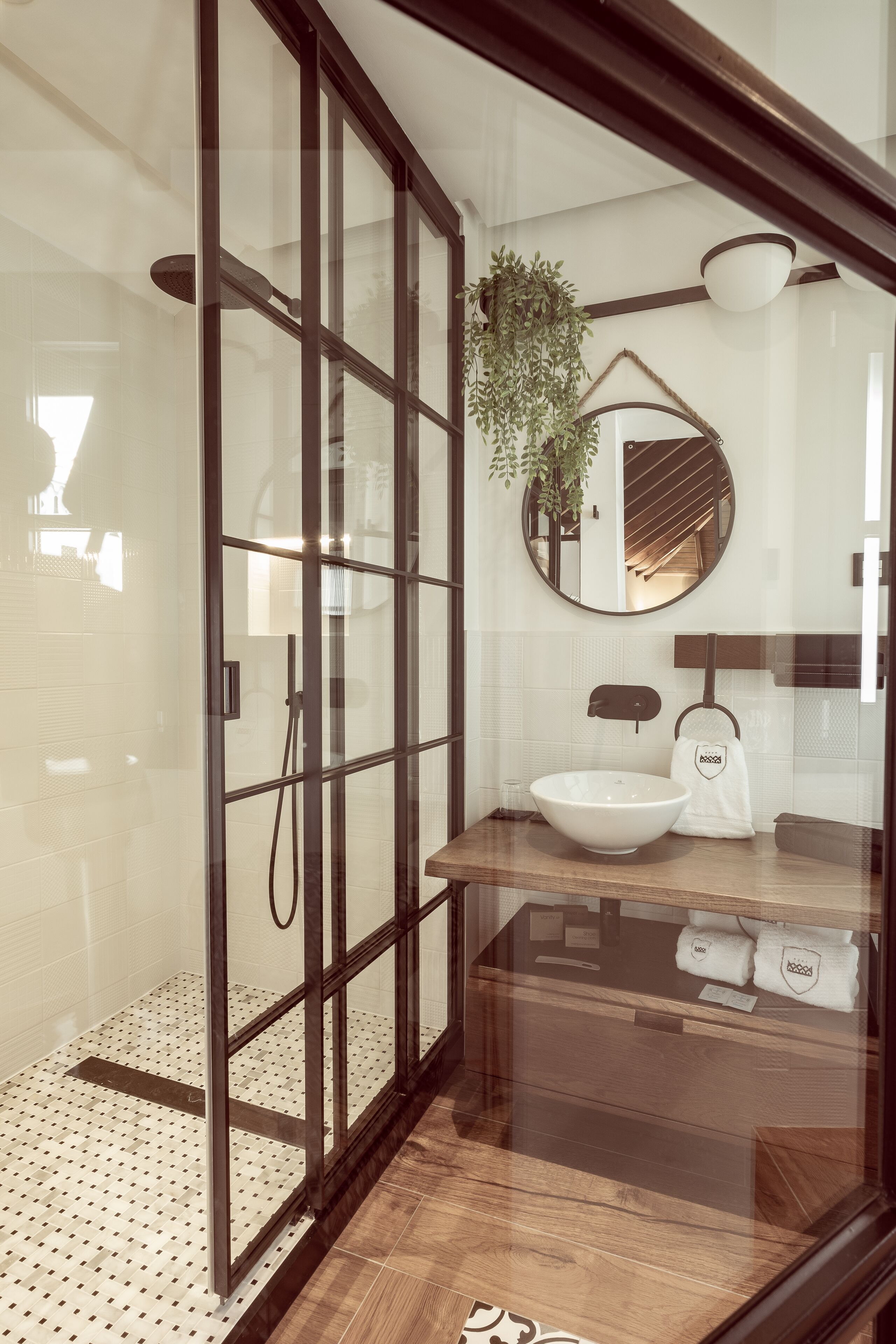 Presidentiële studio suite | Badkamer | Een douche, een regendouche, gratis toiletartikelen, een haardroger