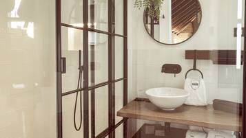 Presidentiële studio suite | Badkamer | Een douche, een regendouche, gratis toiletartikelen, een haardroger