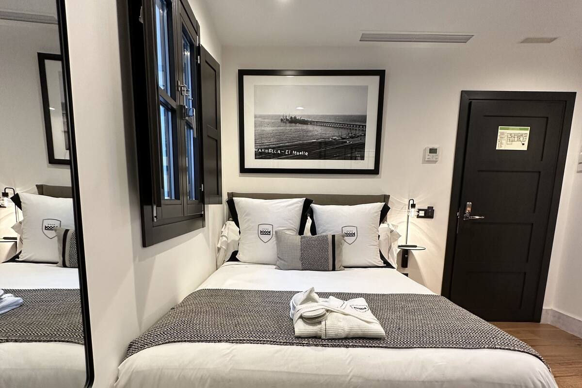 Minibar, in-room safe, desk, iron/ironing board