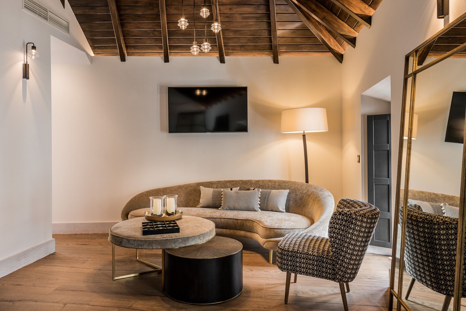 Suite estudio presidencial | Zona de estar | Smart TV de 42 pulgadas con canales digitales, una televisión