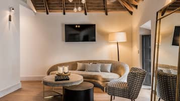 Suite estudio presidencial | Zona de estar | Smart TV de 42 pulgadas con canales digitales, una televisión