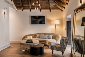 Presidential Studio Suite | Living area | 42-inch Smart TV with digital channels, TV, tablet - Hotel Maison Ardois La Ciudadela Marbella (Marbella)