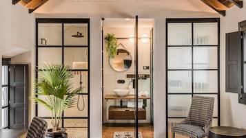 Suite estudio presidencial | Minibar, caja fuerte, escritorio y tabla de planchar con plancha