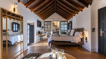 Suite estudio presidencial | Minibar, caja fuerte, escritorio y tabla de planchar con plancha