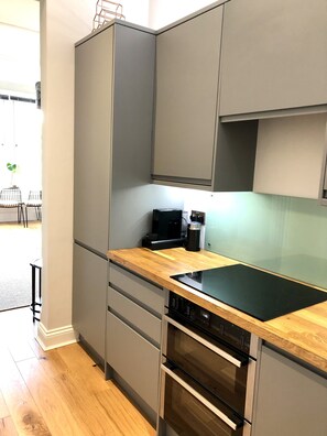 Apartment, 2 Queen Beds | Private kitchen