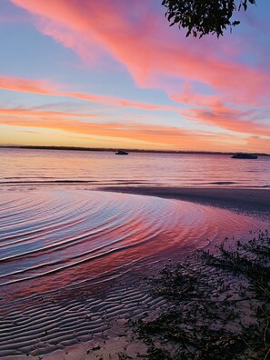 En la playa y camastros