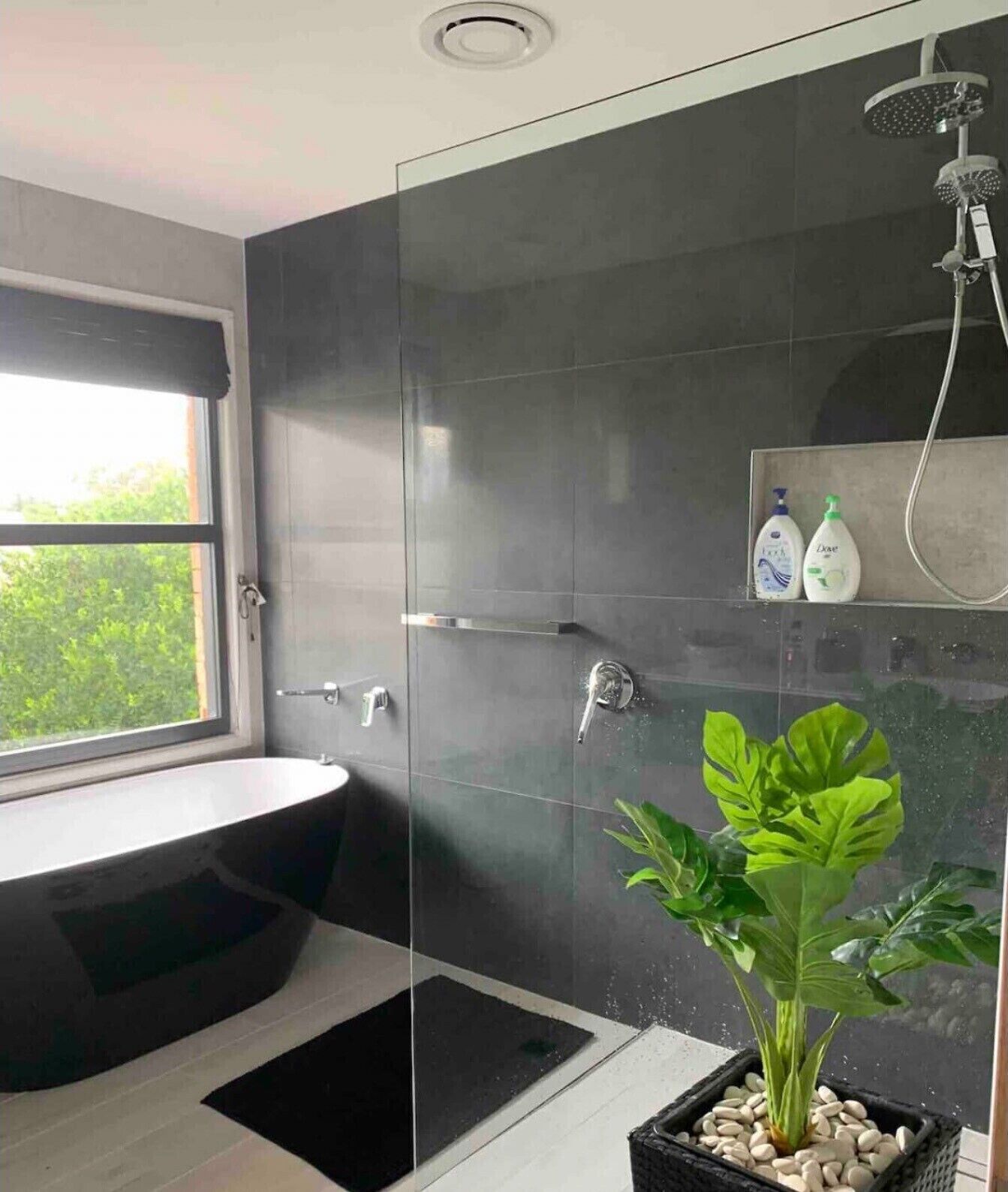Combined shower/bathtub