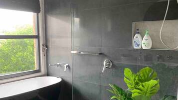 Combined shower/bathtub