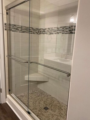 Combined shower/tub, eco-friendly toiletries, hair dryer, towels