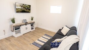 Smart-TV, bøker og kontorer