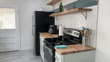Jääkaappi, mikroaaltouuni, liesi, astianpesukone