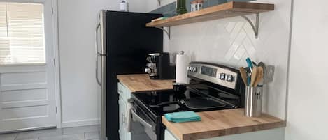 Jääkaappi, mikroaaltouuni, liesi, astianpesukone