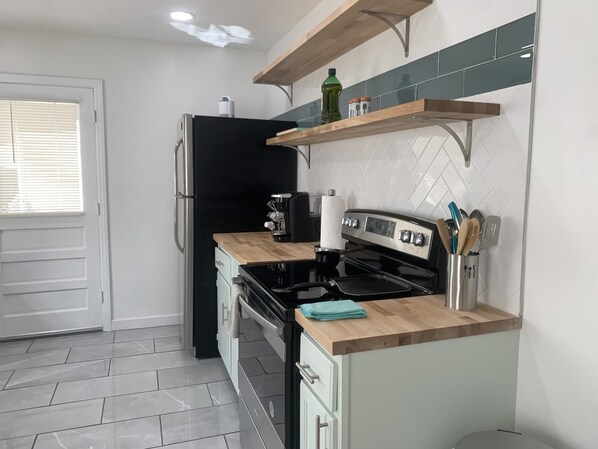 Kjøleskap, mikrobølgeovn, kokeplater og oppvaskmaskin