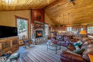 TV, fireplace, DVD player, books - Special Pricing! Stunning Panoramic Views, Game Room, Wi-Fi & Pet Friendly - Red Hill House (Fairplay)