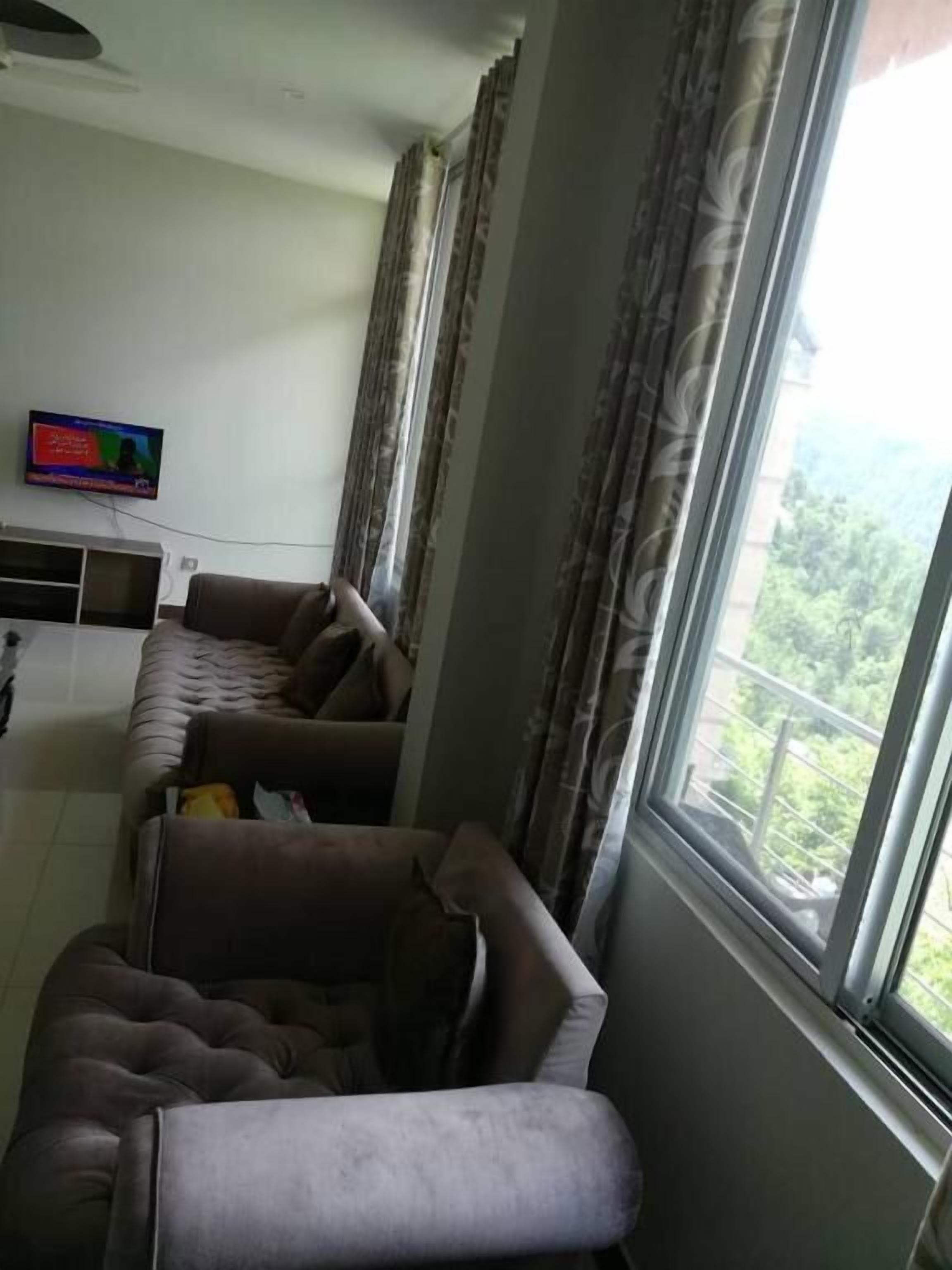 32-inch LED TV with cable channels, TV