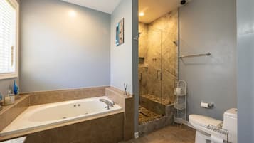Ensemble douche/baignoire, baignoire Ă jets, sĂšche-cheveux, bidet